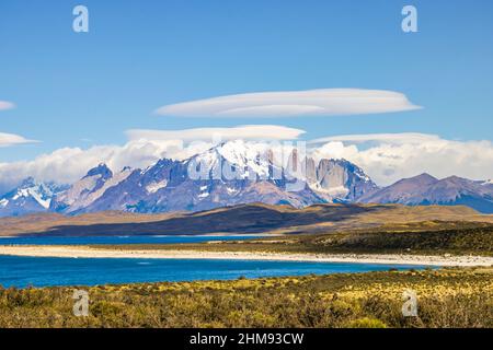 Vue sur les pics montagneux en granit dentelé de Torres del Paine dans le parc national de Torres del Paine, Patagonie, sud du Chili, vue sur le lac Sarmiento Banque D'Images