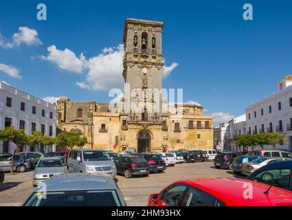 Arcos de la Frontera, province de Cadix, Andalousie, sud de l'Espagne. Ville typique de montagne blanche. Basilique Menor de Santa Maria de la Asunción ou Saint M. Banque D'Images