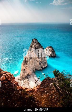 Mizithres Rocks, Keri, Zakynthos, un magnifique rocher au large de la côte de Zakyntos dans la mer. Banque D'Images