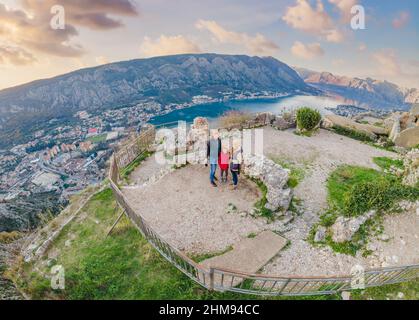 Famille de randonneurs en randonnée dans la vieille ville de Kotor échelle de la forteresse de Kotor sentier de randonnée.Vue aérienne de drone Banque D'Images