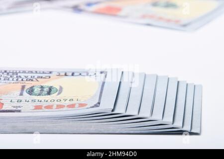 Argent sous forme de dollars d'escaliers, isolé sur un fond blanc, concept de finance d'affaires Banque D'Images