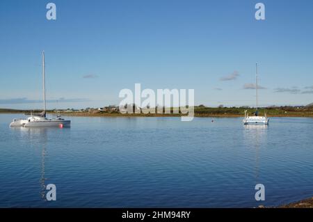 Bateaux à Anchor dans l'estuaire de Ravensglass sur la côte de Cumbria Banque D'Images