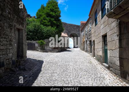 Petite rue pavée dans le village de montagne médiéval de Sortelha, Serra da Estrela, Beira Alta, Portugal Banque D'Images