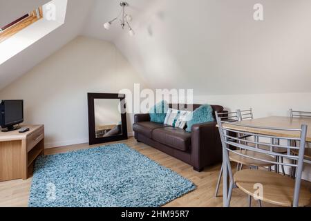 Burrough Green, Suffolk - juillet 12 2018: Studio Appartement espace salon avec table à manger, canapé-lit, télévision avec plinthe et miroir. Banque D'Images