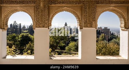 Vue sur l'Alhambra de Grenade depuis le palais d'été Banque D'Images