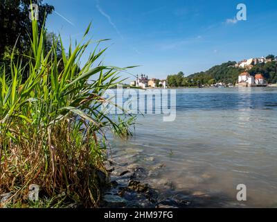Vue depuis les rives de l'auberge jusqu'à la vieille ville de Passau en Bavière Banque D'Images