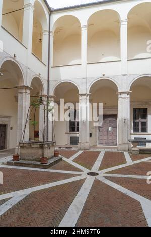 Cour, château médiéval Doria Pamphili, 15th siècle, Alviano, Ombrie, Italie, Europe Banque D'Images