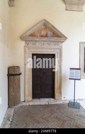 Cour, château médiéval Doria Pamphili, 15th siècle, Alviano, Ombrie, Italie, Europe Banque D'Images