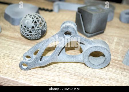 Modèle abstrait différent imprimé sur l'imprimante 3D à partir de poudre gros plan 3D prototype Banque D'Images