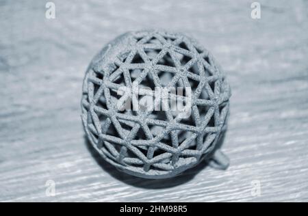 Objet gris imprimé sur une imprimante 3D industrielle en poudre.En trois dimensions Banque D'Images