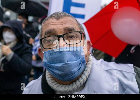 8 février 2022: L'Association médicale turque et les chambres médicales ont organisé une grève nommée 'Mission blanche/grève' à travers la Turquie le 8 février 2022, dans le cadre du programme de lutte intitulé 'le travail est notre parole, Â continuez à lutter jusqu'à ce que nous obtenions ce qui est notre droit'. Les agents de santé de la faculté de médecine CAPA d'Istanbul ont organisé une manifestation et une marche sous de fortes pluies et ont fait une déclaration à la presse. En plus de leurs demandes de bas salaires, de droits personnels et de la mise en œuvre de lois contenant la violence contre le personnel de santé, les travailleurs de la santé qui voulaient que Covid 19 soit considéré comme un lieu d'occupation Banque D'Images