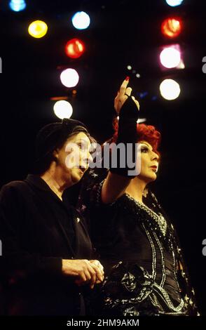l-r: Elizabeth Kelly, Regina Fong in ELEGIES FOR ANGELS, PUNKS AND RAGING QUEENS au Criterion Theatre, Londres SW1 17/06/1993 une production de King's Head 1992 écrit et réalisé par Bill Russell Music: Janet Hood costumes: Tim Heywood Banque D'Images