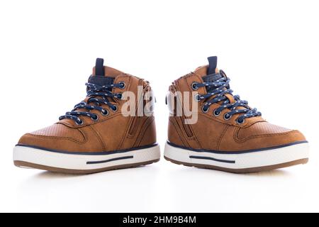 Chaussures homme cuir brun isolé sur fond blanc. Banque D'Images