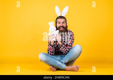 Pâques vibes. Happy easter Holiday concept. Homme prêt à célébrer les vacances de printemps. En fête. Homme mûr barbu portant des oreilles de lapin drôles Banque D'Images