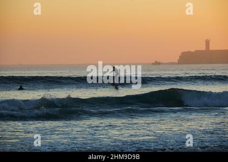 7 février 2022, Matosinhos, Porto, Portugal : un surfeur fait une vague sur la plage de Matosinhos. Les gens surfent sur la plage de Matosinhos même pendant la pandémie de Covid-19. (Image de crédit : © Rita Franca/SOPA Images via ZUMA Press Wire) Banque D'Images