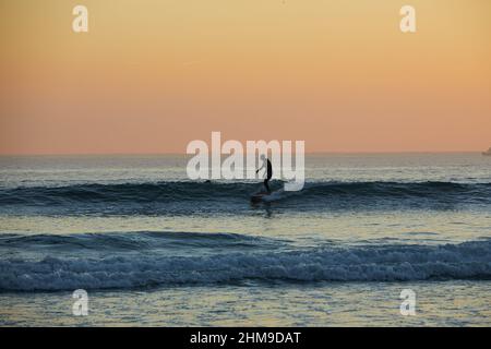 7 février 2022, Matosinhos, Porto, Portugal : un surfeur fait une vague sur la plage de Matosinhos. Les gens surfent sur la plage de Matosinhos même pendant la pandémie de Covid-19. (Image de crédit : © Rita Franca/SOPA Images via ZUMA Press Wire) Banque D'Images