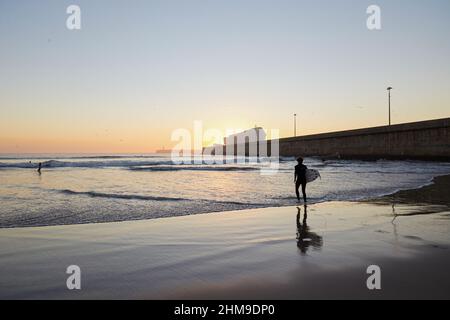 7 février 2022, Matosinhos, Porto, Portugal: La silhouette d'un surfeur transportant une planche de surf est à la plage de Matosinhos..les gens surfent à la plage de Matosinhos même pendant la pandémie de Covid-19. (Image de crédit : © Rita Franca/SOPA Images via ZUMA Press Wire) Banque D'Images