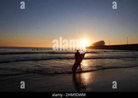 7 février 2022, Matosinhos, Porto, Portugal: La silhouette d'un surfeur transportant une planche de surf est à la plage de Matosinhos..les gens surfent à la plage de Matosinhos même pendant la pandémie de Covid-19. (Image de crédit : © Rita Franca/SOPA Images via ZUMA Press Wire) Banque D'Images
