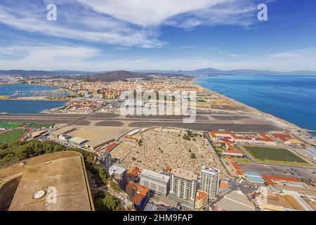 Éditorial : GIBRALTAR, ROYAUME-UNI, 5 OCTOBRE 2021 - aéroport de Gibraltar avec la Linea de la Concepcion, vu d'en haut Banque D'Images