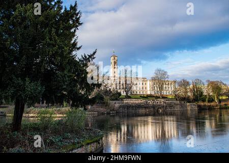 Trent Building vue de l'autre côté du lac à Highfields Park, Université de Nottingham. Banque D'Images