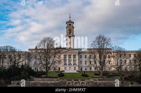 Trent Building vue de l'autre côté du lac à Highfields Park, Université de Nottingham. Banque D'Images