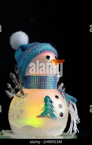 Décoration de Noël jaune verre bonhomme de neige vertical Banque D'Images