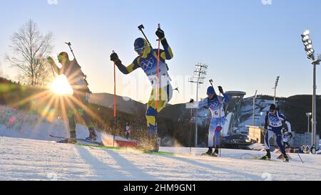 Zhangjiakou, province chinoise du Hebei. 8th févr. 2022. Les athlètes participent à la compétition de biathlon masculin de 20km au Centre national de biathlon de Zhangjiakou, dans la province de Hebei, dans le nord de la Chine, le 8 février 2022. Credit: Jiang Kehong/Xinhua/Alay Live News Banque D'Images