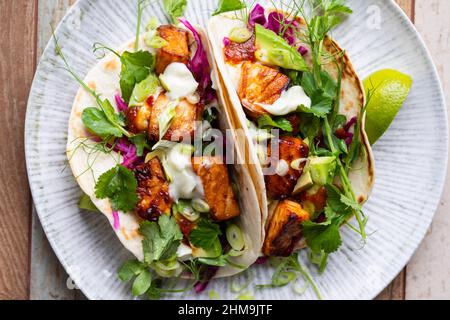 Tacos au saumon, chou rouge mariné, mayonnaise au wasabi et pousses de pois Banque D'Images