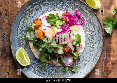 Tacos au saumon, chou rouge mariné, mayonnaise au wasabi et pousses de pois Banque D'Images