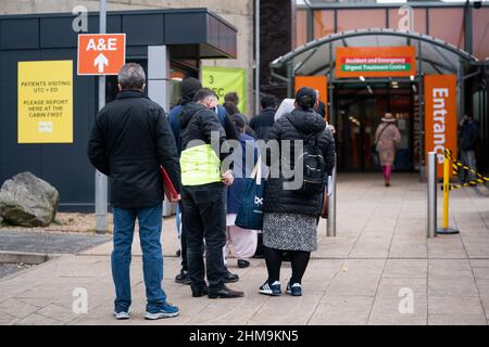 Les patients font la queue devant le service des accidents et des urgences de l'hôpital Northwick Park à Harrow, dans le nord de Londres, où un nouveau système est actuellement en cours de triage, qui place un médecin généraliste et une infirmière à l'extérieur Des Services A et E pour rediriger les cas non urgents, ce qui devrait sauver le NHS millions. Date de la photo: Mardi 8 février 2022. Banque D'Images