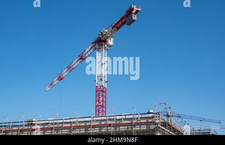 Grue de construction sur un chantier en construction Banque D'Images