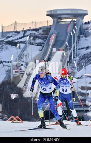 Zhangjiakou, province chinoise du Hebei. 8th févr. 2022. Les athlètes participent à la compétition de biathlon masculin de 20km au Centre national de biathlon de Zhangjiakou, dans la province de Hebei, dans le nord de la Chine, le 8 février 2022. Credit: Jiang Kehong/Xinhua/Alay Live News Banque D'Images