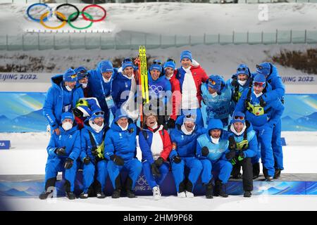 Zhangjiakou, province chinoise du Hebei. 8th févr. 2022. Les athlètes français célèbrent après le biathlon masculin 20km au Centre national de biathlon de Zhangjiakou, dans la province de Hebei, dans le nord de la Chine, le 8 février 2022. Crédit: Peng Ziyang/Xinhua/Alay Live News Banque D'Images