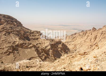 Vue sur la chaîne de montagnes de Jabal Hafeet ('Mount Hafeet') dans la région de Tawam, au sud de la ville d'Al Ain dans les Émirats arabes Unis Banque D'Images