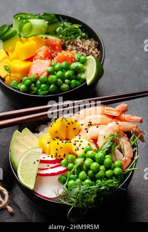 Poke bols avec crevettes, saumon, avocat et mangue. Repas hawaïen traditionnel Banque D'Images