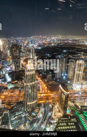 Dubai Emirats Arabes Unis décembre 14 2021 les personnes visitant les 24th et 25th étages de Burj Kha Banque D'Images