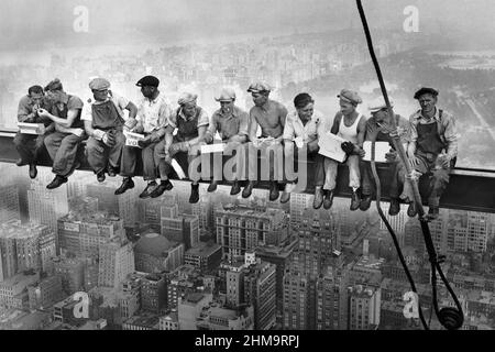 Charles Clyde EbbbbbParis - photo américaine emblématique - déjeuner au sommet d'un gratte-ciel de New York - 1932 Banque D'Images