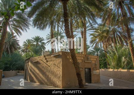 Une ancienne et petite mosquée Ali Bin Hamad Al Mutawa dans l'oasis Al-Ain entre les palmiers, eau Banque D'Images