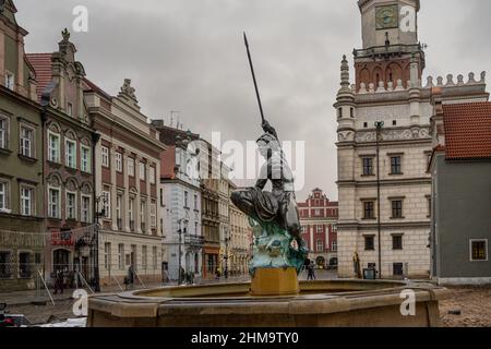 4 janvier 2021 - Poznan, Pologne: La fontaine de Mars - l'une des quatre fontaines sur le vieux marché de Poznan, se dresse sur le côté nord-ouest de la place du marché de Poznan de la renaissance Banque D'Images