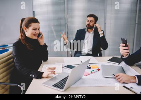 Des collègues ciblés qui font une pause pendant le brainstorming au bureau Banque D'Images