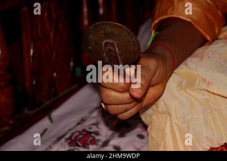 Le marié hindou bangladais tient Darpan ou Mirror dans sa main au moment du mariage. C'est un rituel hindou bengali. Mise au point sélective Banque D'Images