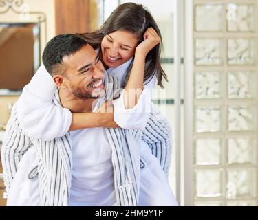 C'est toujours un bon matin quand je le passe avec vous. Photo d'un couple portant un pyjama tout en passant du temps de qualité ensemble à la maison. Banque D'Images