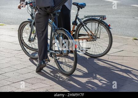 deux cyclistes attendent sur la piste cyclable Banque D'Images