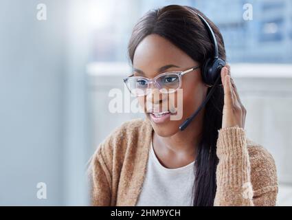 Nous sommes très enthousiastes à l'idée d'aider ce client aujourd'hui. Photo d'une femme d'affaires à son bureau. Banque D'Images