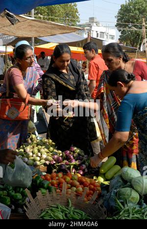 Deolali, Maharashtra, Inde- Asie, février -2009 : les gens et les touristes locaux achetant des légumes sur le marché, Deolali, Maharashtra Banque D'Images