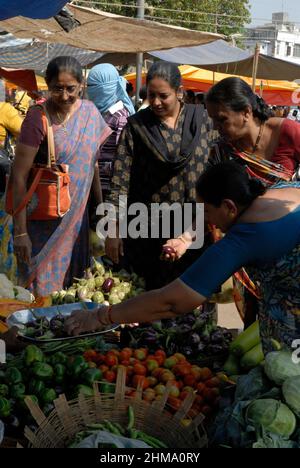 Deolali, Maharashtra, Inde- Asie, février -2009 : les gens et les touristes locaux achetant des légumes sur le marché, Deolali, Maharashtra Banque D'Images