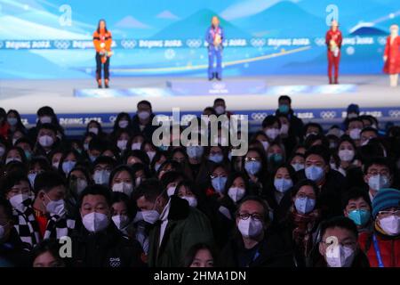 Pékin, Chine. 8th févr. 2022. Spectateurs court circuit : cérémonie de la Médaille des femmes 500m lors des Jeux Olympiques d'hiver de Beijing 2022 à Beijing Medal Plaza à Beijing, Chine . Credit: AFLO SPORT/Alay Live News Banque D'Images