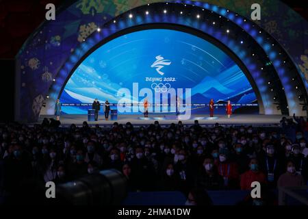 Pékin, Chine. 8th févr. 2022. Spectateurs court circuit : cérémonie de la Médaille des femmes 500m lors des Jeux Olympiques d'hiver de Beijing 2022 à Beijing Medal Plaza à Beijing, Chine . Credit: AFLO SPORT/Alay Live News Banque D'Images