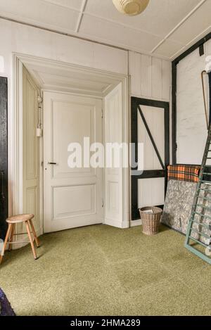 Intérieur d'un couloir spacieux avec porte en bois blanc dans une maison de campagne à l'ancienne Banque D'Images