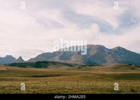 Vallée avec montagnes en arrière-plan sur le Saddle Pass. Monténégro Banque D'Images
